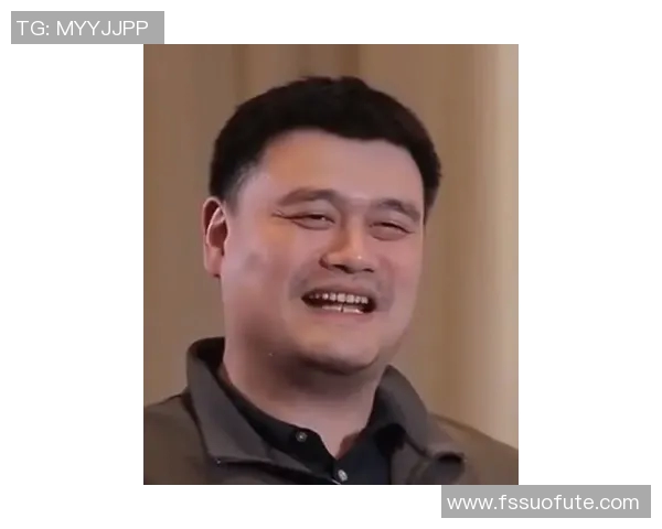 姚明挡脸瞬间引发热议网友纷纷调侃其幽默风趣的表现