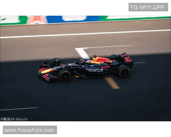 足球明星挑战极限驾驭F1赛道展现速度与激情的完美结合