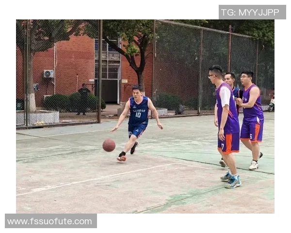 篮球明星在赛场上展现卓越技艺与团队合作精神的精彩瞬间